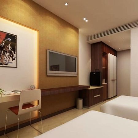 Hotel Vipul Grand Гургаон Экстерьер фото