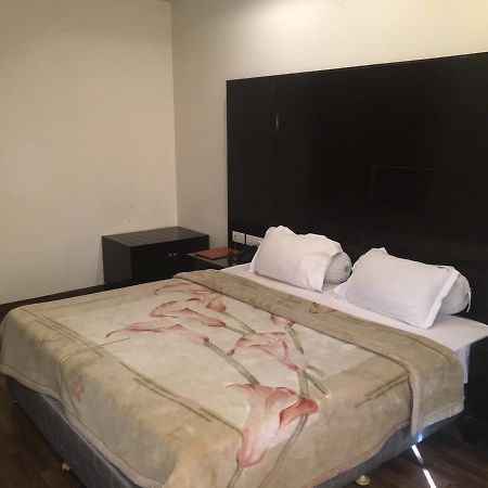 Hotel Vipul Grand Гургаон Экстерьер фото