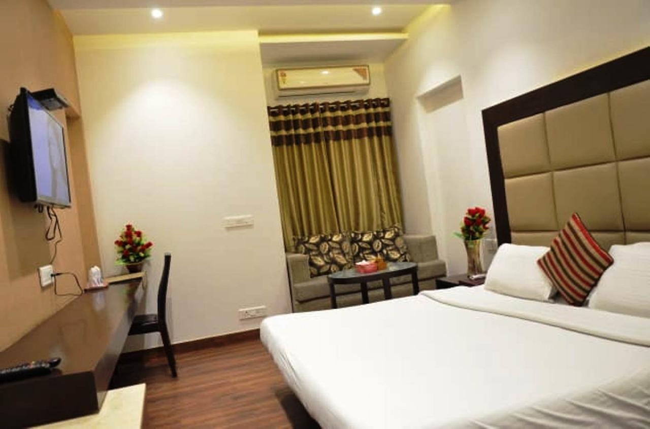 Hotel Vipul Grand Гургаон Экстерьер фото