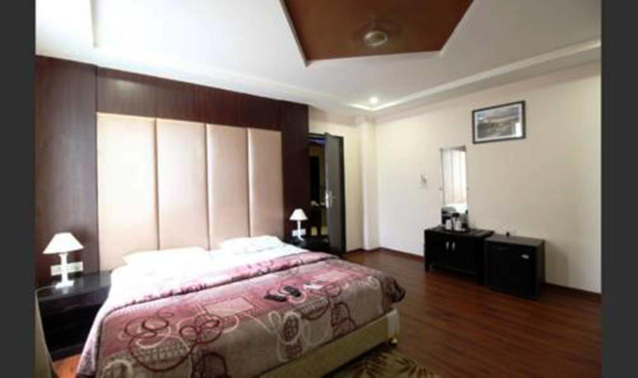 Hotel Vipul Grand Гургаон Экстерьер фото