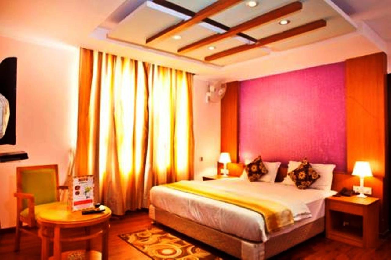 Hotel Vipul Grand Гургаон Экстерьер фото