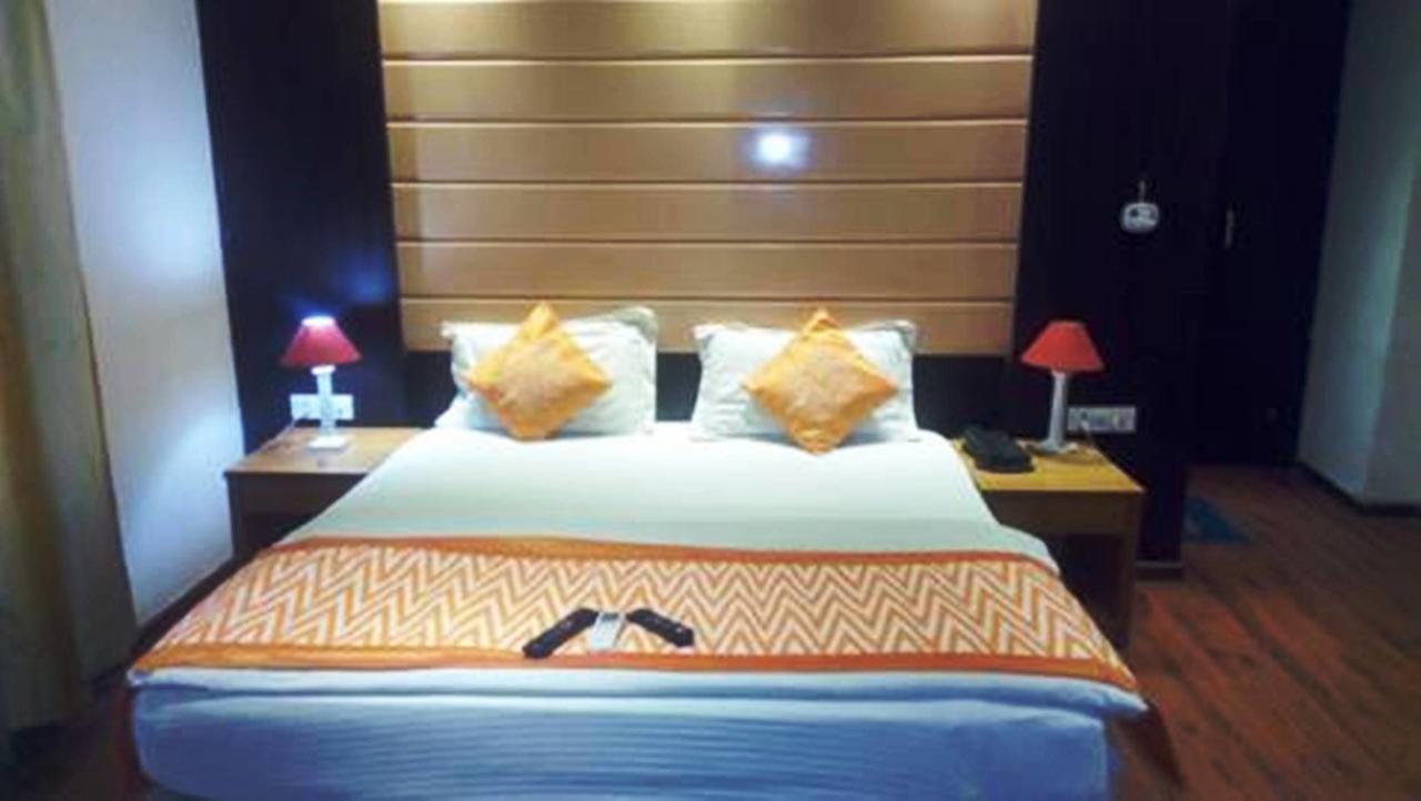 Hotel Vipul Grand Гургаон Экстерьер фото
