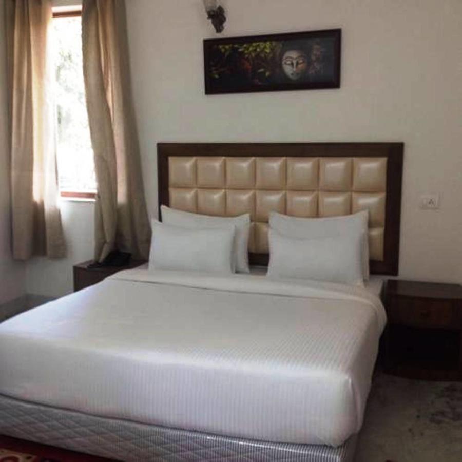 Hotel Vipul Grand Гургаон Экстерьер фото