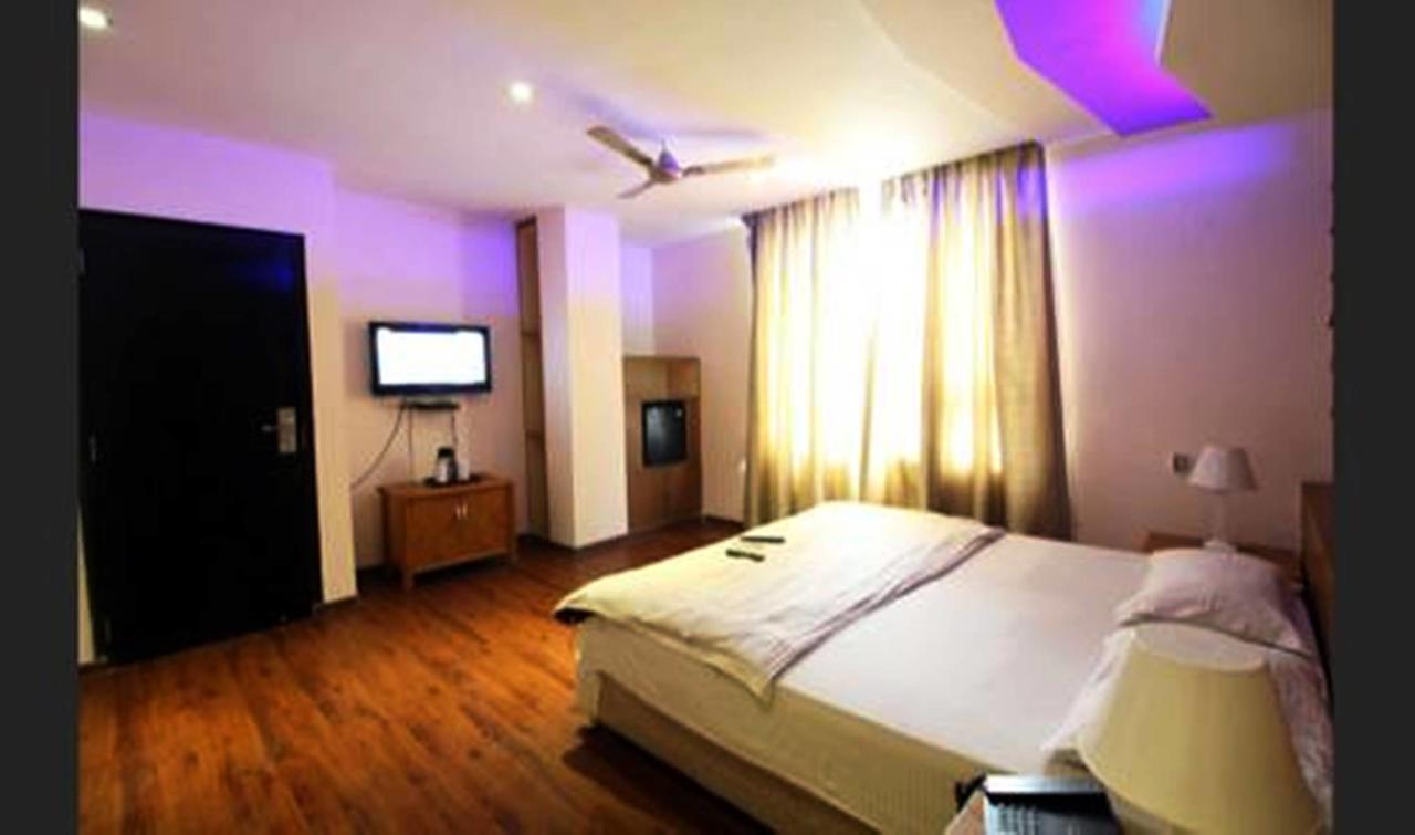Hotel Vipul Grand Гургаон Экстерьер фото