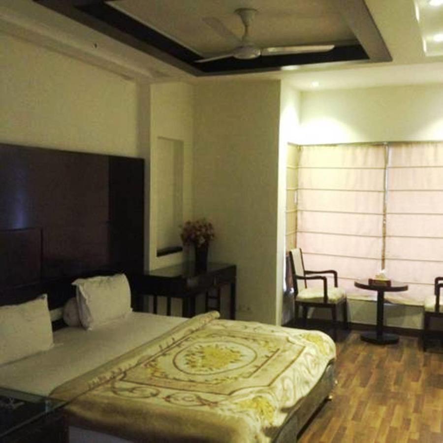 Hotel Vipul Grand Гургаон Экстерьер фото