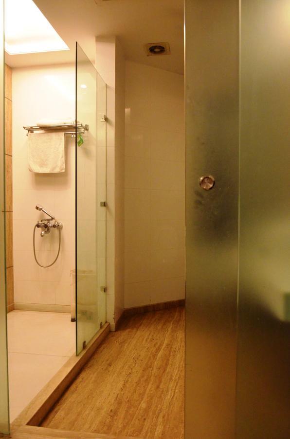 Hotel Vipul Grand Гургаон Экстерьер фото