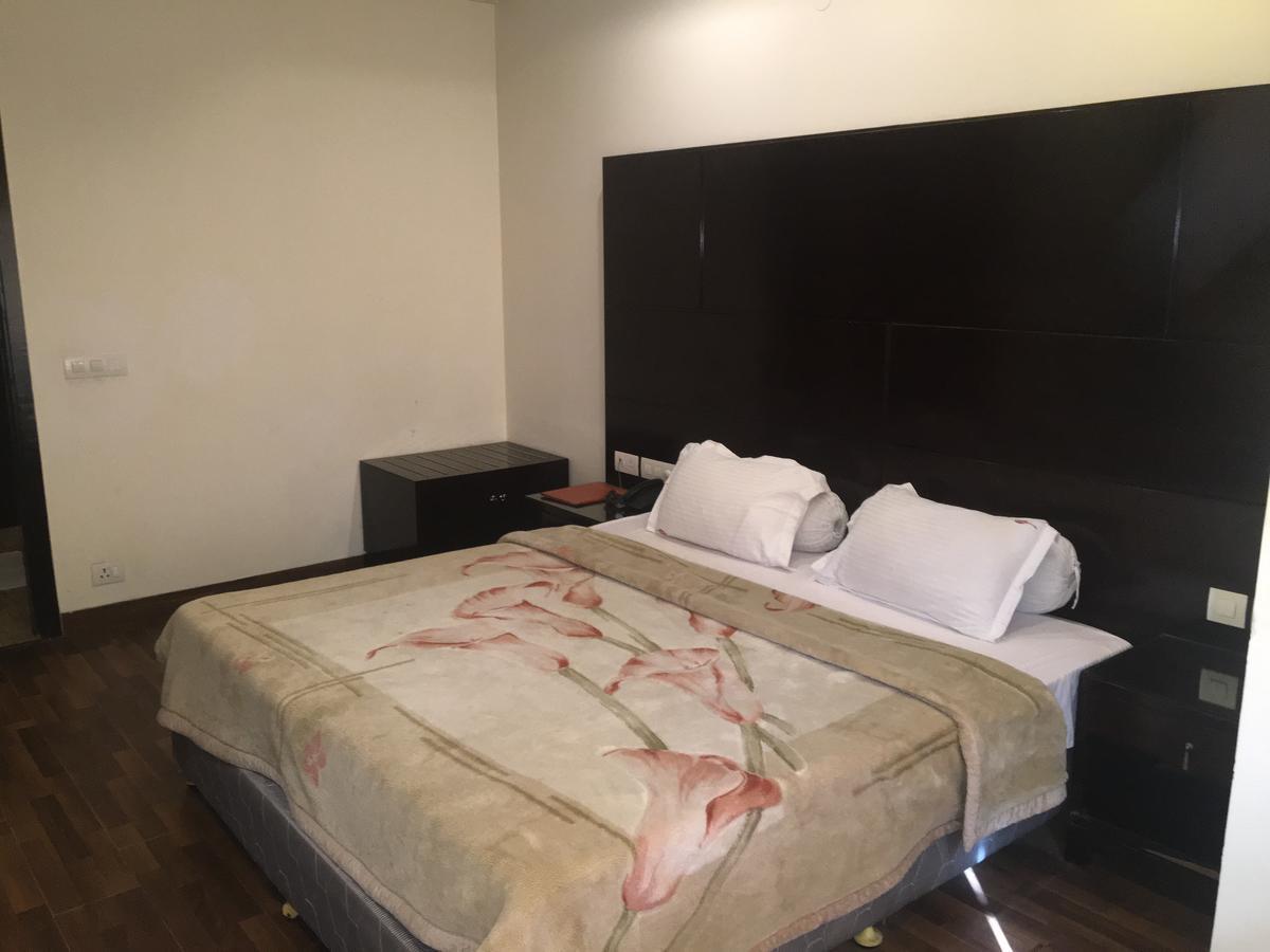 Hotel Vipul Grand Гургаон Экстерьер фото