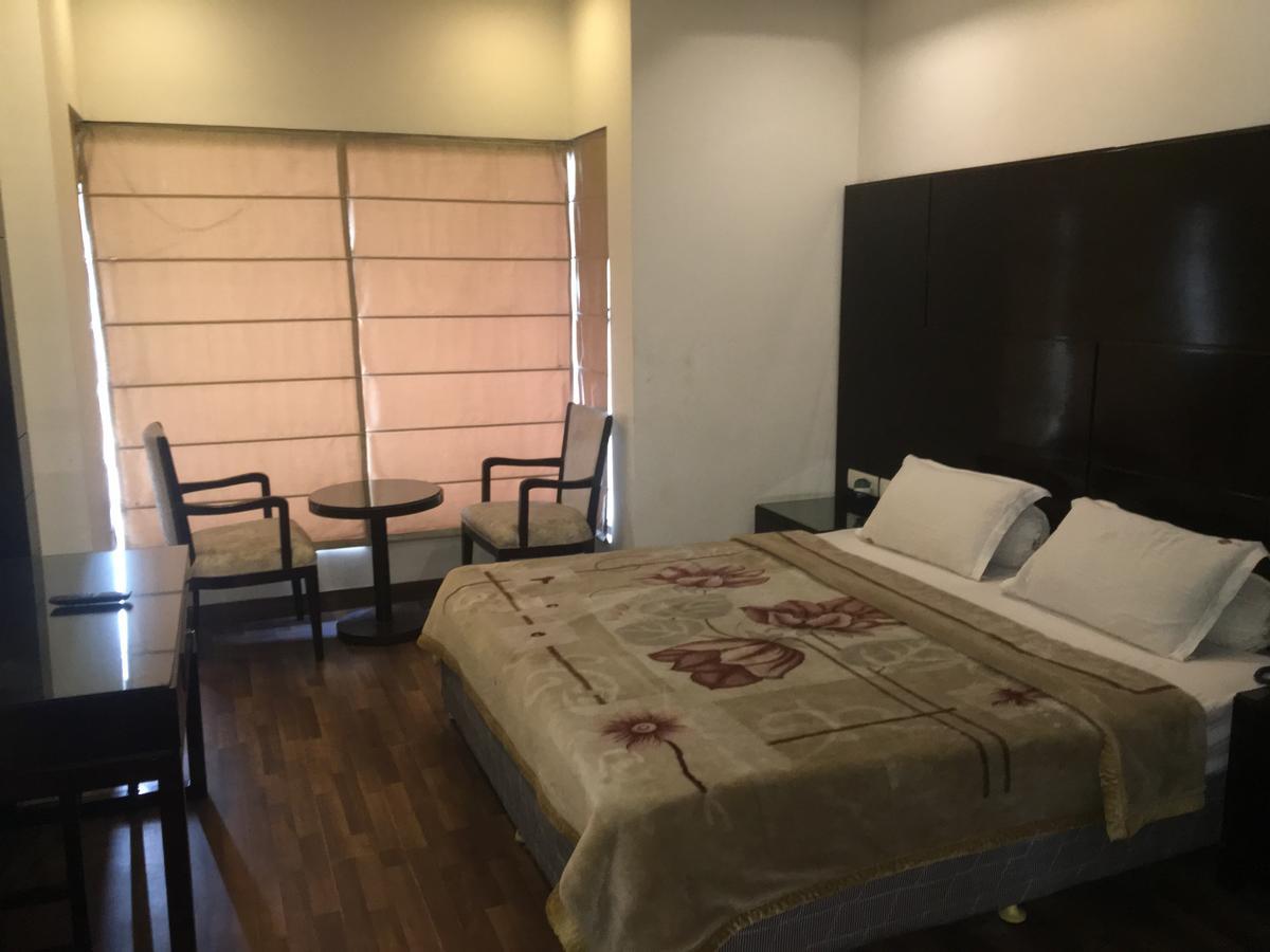 Hotel Vipul Grand Гургаон Экстерьер фото