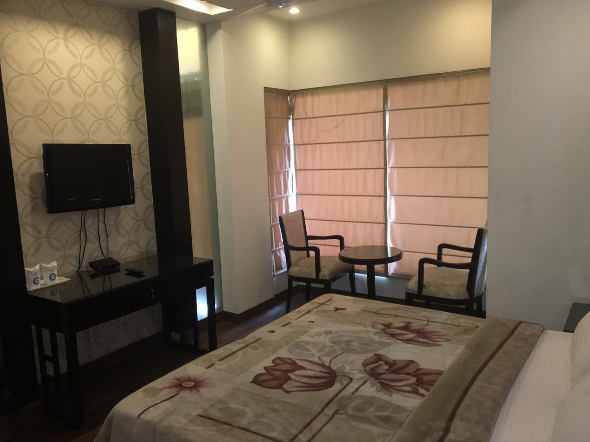 Hotel Vipul Grand Гургаон Экстерьер фото